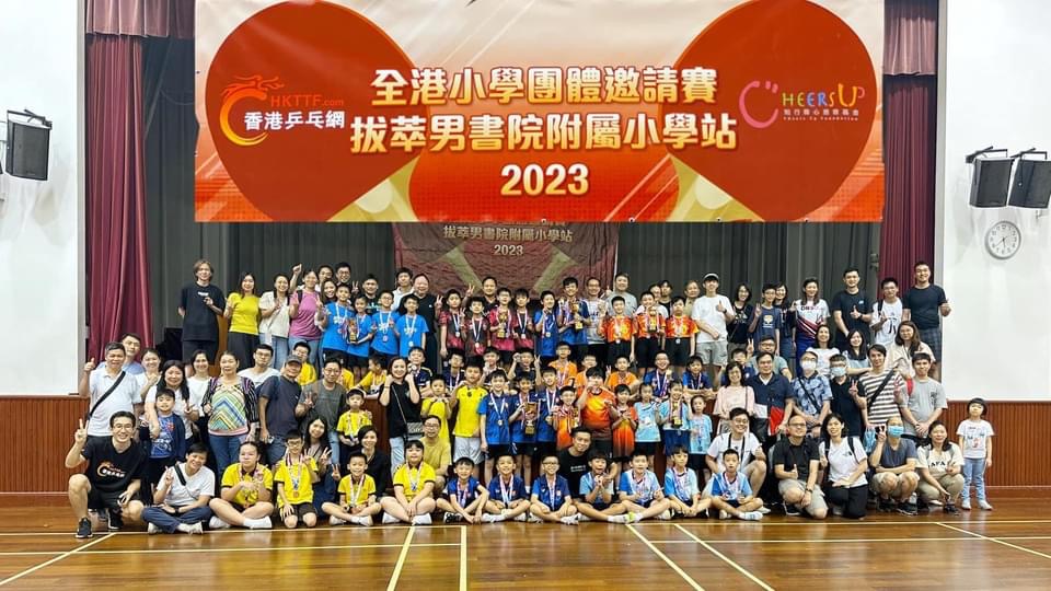 在這個時代，成功常被定義為權勢、財富與名氣。但對有些人而言，真正的成就，或許藏在一個個熱血沸騰的週末、一雙雙因努力而閃亮的眼睛之中。陳樹恩，人稱「貓哥」，是《香港乒乓網》的創辦人，曾經叱吒商界三十年，如今卻把人生的下半場投注在一項他熱愛的運動——乒乓球上。他不是退而不休，而是選擇重新出發，用一顆熱血的心，為香港的年輕人、家庭甚至整個社會，建構出一個屬於乒乓球的夢想舞台。