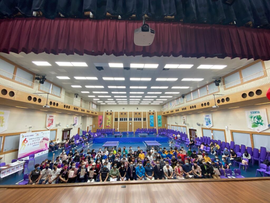 在這個時代，成功常被定義為權勢、財富與名氣。但對有些人而言，真正的成就，或許藏在一個個熱血沸騰的週末、一雙雙因努力而閃亮的眼睛之中。陳樹恩，人稱「貓哥」，是《香港乒乓網》的創辦人，曾經叱吒商界三十年，如今卻把人生的下半場投注在一項他熱愛的運動——乒乓球上。他不是退而不休，而是選擇重新出發，用一顆熱血的心，為香港的年輕人、家庭甚至整個社會，建構出一個屬於乒乓球的夢想舞台。