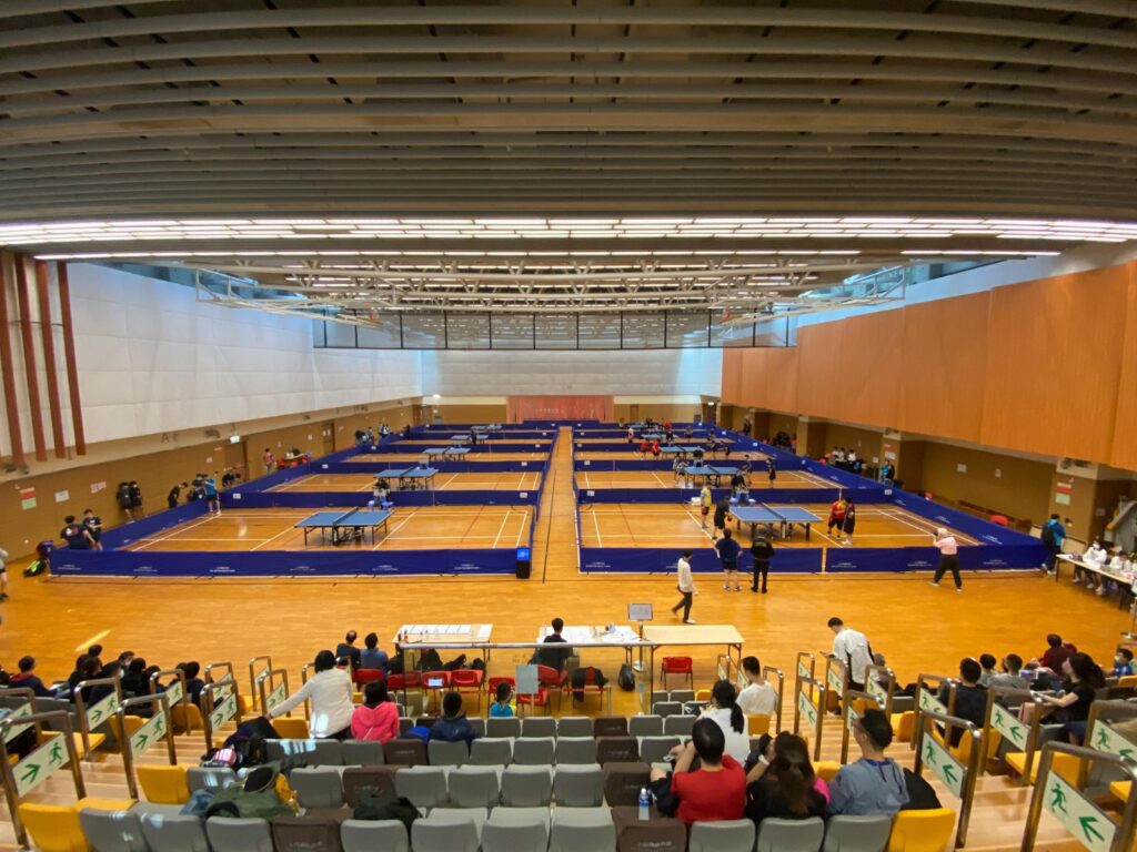 在香港這個節奏急促的城市裡，有人默默地用一塊塊球桌、一場場比賽，為社區連結人與人之間的關係，也為一代又一代年輕人打造夢想的舞台。他叫陳樹恩 (貓哥)，是《香港乒乓網》的創辦人。最初，他只是想找人打波，卻意外促成了一個社區網絡的誕生。透過《香港乒乓網》討論區，網友們自發組織了超過15,000場乒乓球球局，讓這項運動在社區中生根茁壯。而貓哥本人，過去18年來親自策劃和主辦了超過3,000場大大小小的比賽，累積參與人次超過10萬。這不只是一段關於乒乓球的旅程，更是一個民間力量如何在城市中扎根、發光的故事。