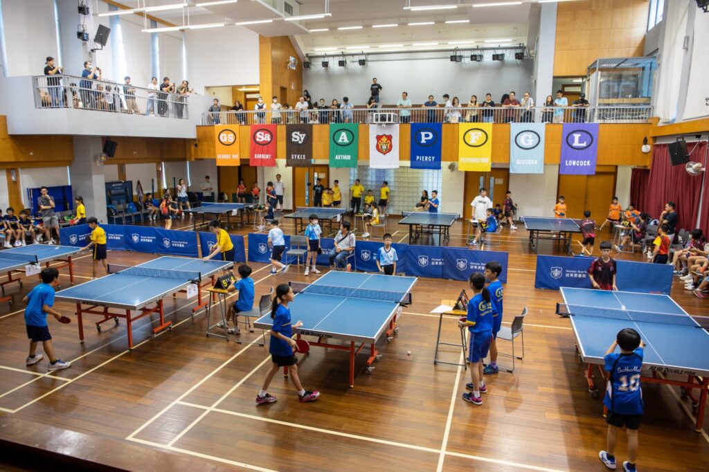 在香港這個節奏急促的城市裡，有人默默地用一塊塊球桌、一場場比賽，為社區連結人與人之間的關係，也為一代又一代年輕人打造夢想的舞台。他叫陳樹恩 (貓哥)，是《香港乒乓網》的創辦人。最初，他只是想找人打波，卻意外促成了一個社區網絡的誕生。透過《香港乒乓網》討論區，網友們自發組織了超過15,000場乒乓球球局，讓這項運動在社區中生根茁壯。而貓哥本人，過去18年來親自策劃和主辦了超過3,000場大大小小的比賽，累積參與人次超過10萬。這不只是一段關於乒乓球的旅程，更是一個民間力量如何在城市中扎根、發光的故事。