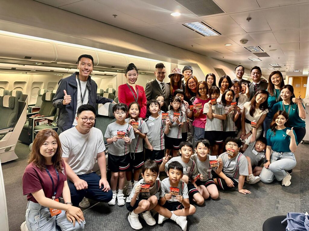 在一個孩子們多半被功課和考試壓得喘不過氣的教育環境裡,香港太古小學卻走出了一條截然不同的路。這所學校的校長葉碧君,正用她獨有的溫度與創意,將教育變得真實、有趣又貼近生活。她相信,學校不應只是知識的堆砌場所,而應該是孩子們探索世界、認識自己、建立價值觀的起點。從回收裝飾、職業體驗,到創新課程設計,她和團隊讓學習變成一種生活方式,也讓孩子在這個學習旅程中獲得真正的快樂與成長。