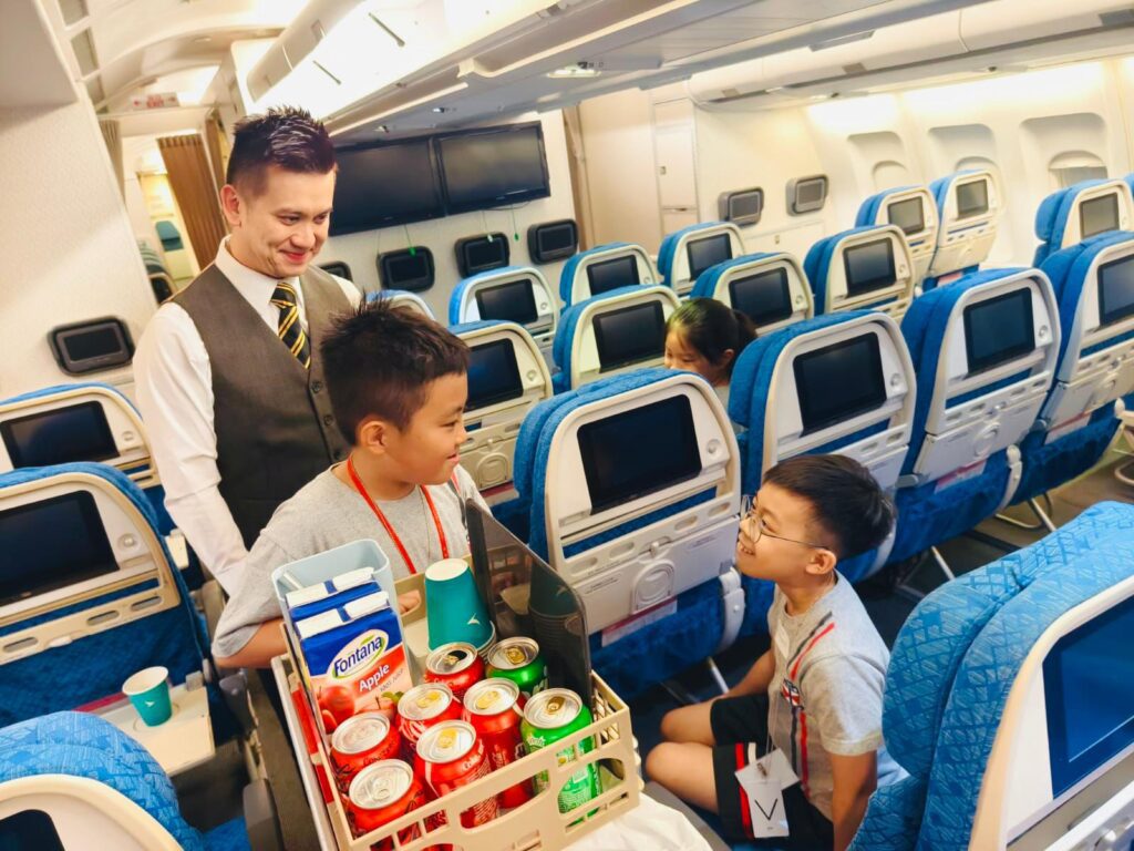 在一個孩子們多半被功課和考試壓得喘不過氣的教育環境裡,香港太古小學卻走出了一條截然不同的路。這所學校的校長葉碧君,正用她獨有的溫度與創意,將教育變得真實、有趣又貼近生活。她相信,學校不應只是知識的堆砌場所,而應該是孩子們探索世界、認識自己、建立價值觀的起點。從回收裝飾、職業體驗,到創新課程設計,她和團隊讓學習變成一種生活方式,也讓孩子在這個學習旅程中獲得真正的快樂與成長。