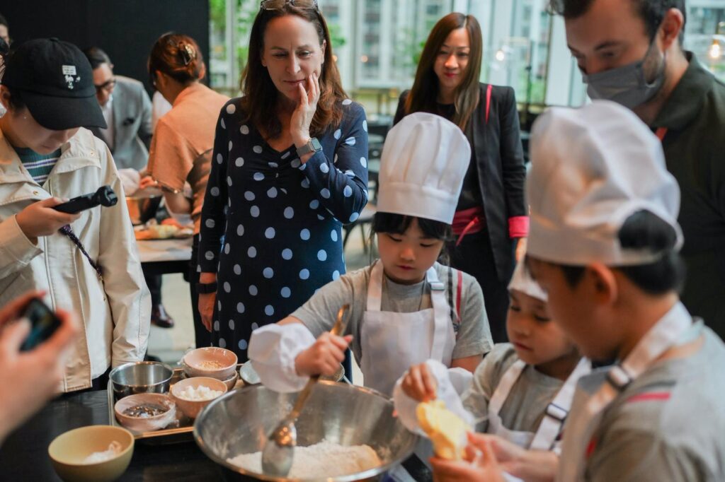 在香港的教育現場，總有一些人默默耕耘，用熱情與行動改變著一代又一代孩子的學習與成長。太古小學校長葉碧君，正是其中一位讓人難以忽視的教育者。她不僅深信學生應該快樂地學習，更以實際行動打造一所充滿溫度與正能量的校園。她的故事不只是關於教學，更關於如何用心經營一份影響生命的使命。
