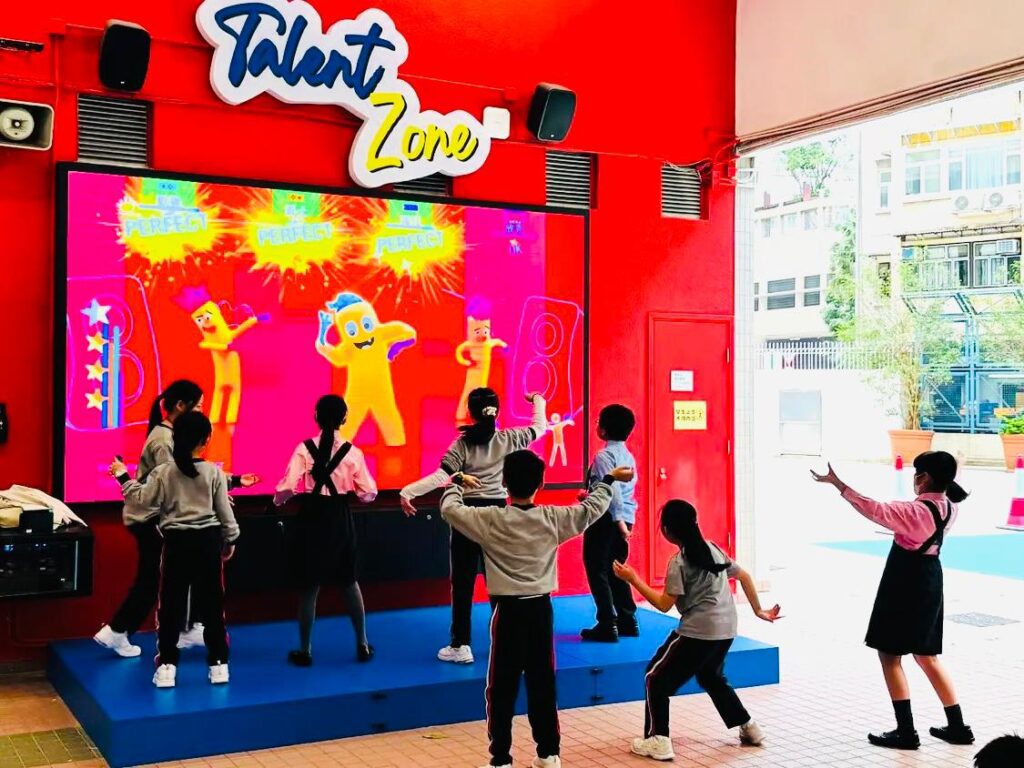 太古小學的故事,不只是關於一所百年學府的傳承,更是一場關於教育初心的革新。當葉碧君校長接掌這間由企業支持、擁有悠久歷史的小學時,她選擇走上一條與眾不同的路——讓知識與快樂同行,讓學習不止於成績。從推行正向教育,到建立每個孩子都能發光的舞台,葉校長以溫柔的堅定,重新定義了「學會做人」與「快樂成長」的真正意義。這場教育旅程,像一股暖流,悄悄改變著學生、家長,甚至整個校園的氣質。