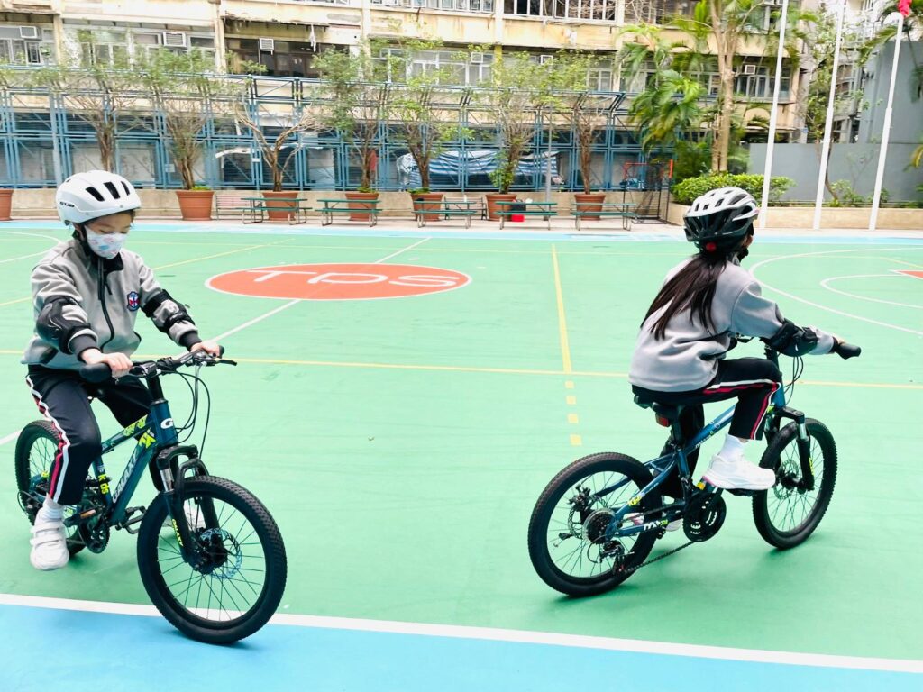 太古小學的故事,不只是關於一所百年學府的傳承,更是一場關於教育初心的革新。當葉碧君校長接掌這間由企業支持、擁有悠久歷史的小學時,她選擇走上一條與眾不同的路——讓知識與快樂同行,讓學習不止於成績。從推行正向教育,到建立每個孩子都能發光的舞台,葉校長以溫柔的堅定,重新定義了「學會做人」與「快樂成長」的真正意義。這場教育旅程,像一股暖流,悄悄改變著學生、家長,甚至整個校園的氣質。