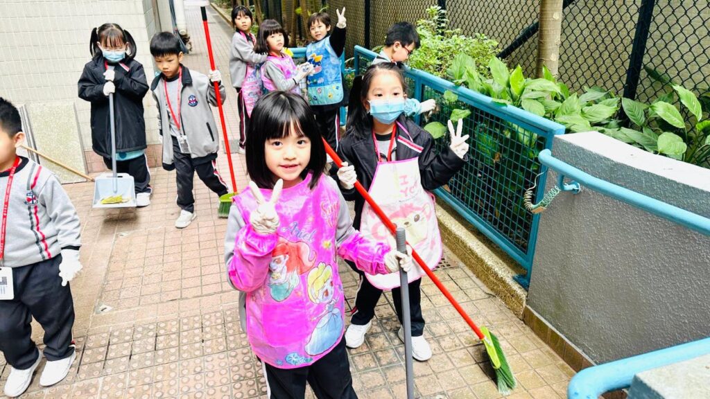 在一個孩子們多半被功課和考試壓得喘不過氣的教育環境裡,香港太古小學卻走出了一條截然不同的路。這所學校的校長葉碧君,正用她獨有的溫度與創意,將教育變得真實、有趣又貼近生活。她相信,學校不應只是知識的堆砌場所,而應該是孩子們探索世界、認識自己、建立價值觀的起點。從回收裝飾、職業體驗,到創新課程設計,她和團隊讓學習變成一種生活方式,也讓孩子在這個學習旅程中獲得真正的快樂與成長。