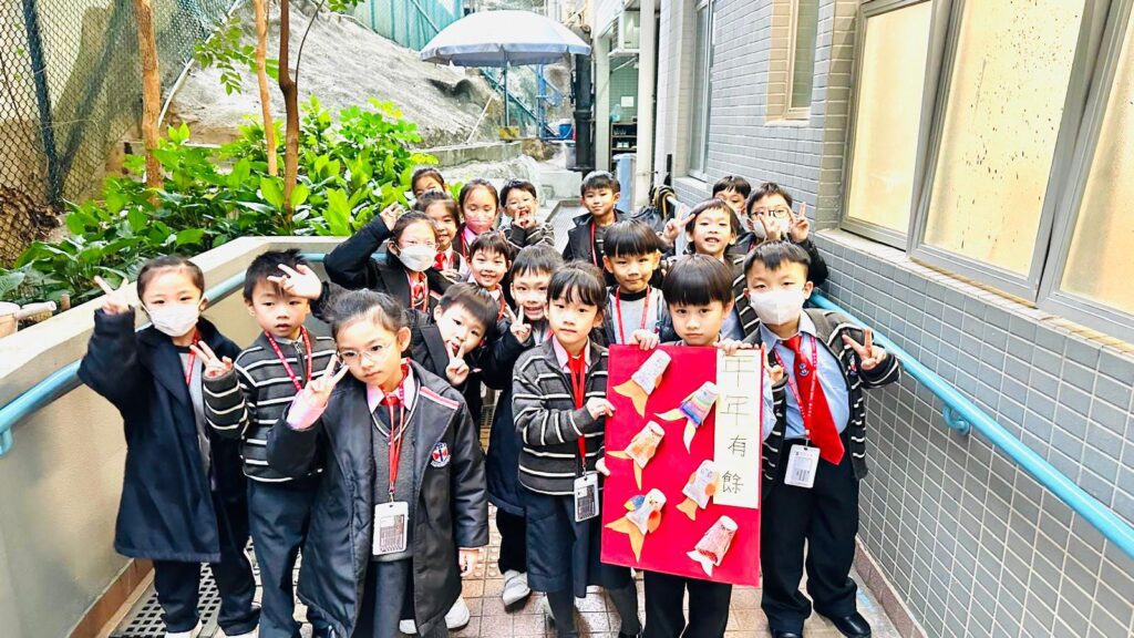 在一個孩子們多半被功課和考試壓得喘不過氣的教育環境裡,香港太古小學卻走出了一條截然不同的路。這所學校的校長葉碧君,正用她獨有的溫度與創意,將教育變得真實、有趣又貼近生活。她相信,學校不應只是知識的堆砌場所,而應該是孩子們探索世界、認識自己、建立價值觀的起點。從回收裝飾、職業體驗,到創新課程設計,她和團隊讓學習變成一種生活方式,也讓孩子在這個學習旅程中獲得真正的快樂與成長。