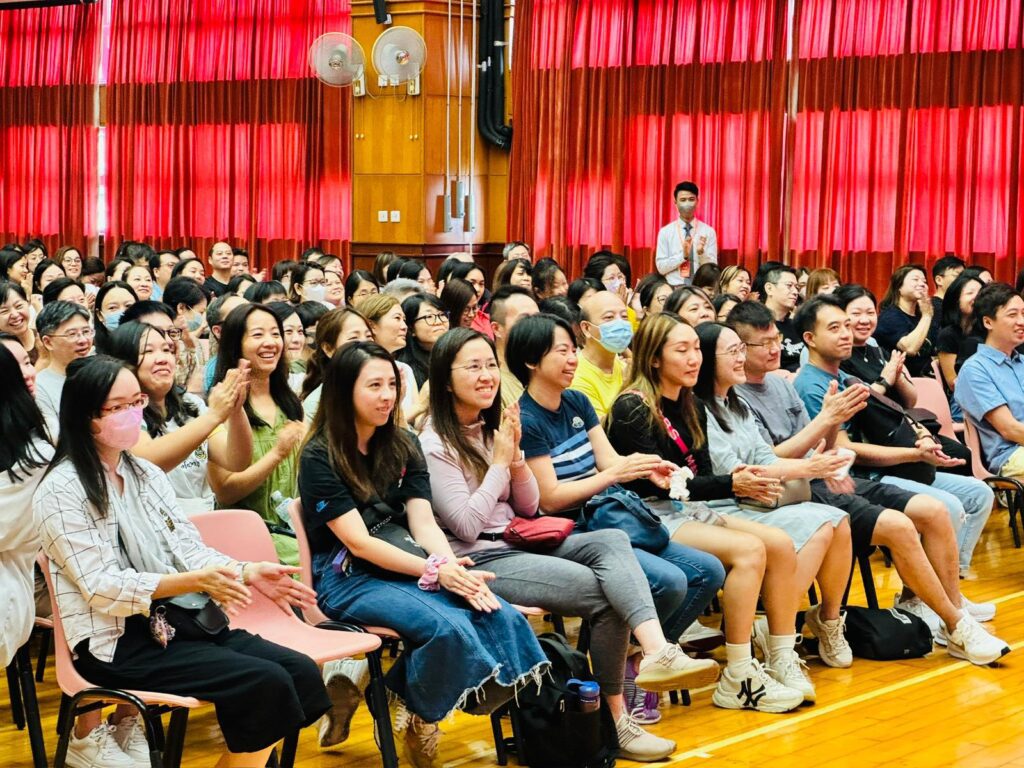 太古小學的故事,不只是關於一所百年學府的傳承,更是一場關於教育初心的革新。當葉碧君校長接掌這間由企業支持、擁有悠久歷史的小學時,她選擇走上一條與眾不同的路——讓知識與快樂同行,讓學習不止於成績。從推行正向教育,到建立每個孩子都能發光的舞台,葉校長以溫柔的堅定,重新定義了「學會做人」與「快樂成長」的真正意義。這場教育旅程,像一股暖流,悄悄改變著學生、家長,甚至整個校園的氣質。