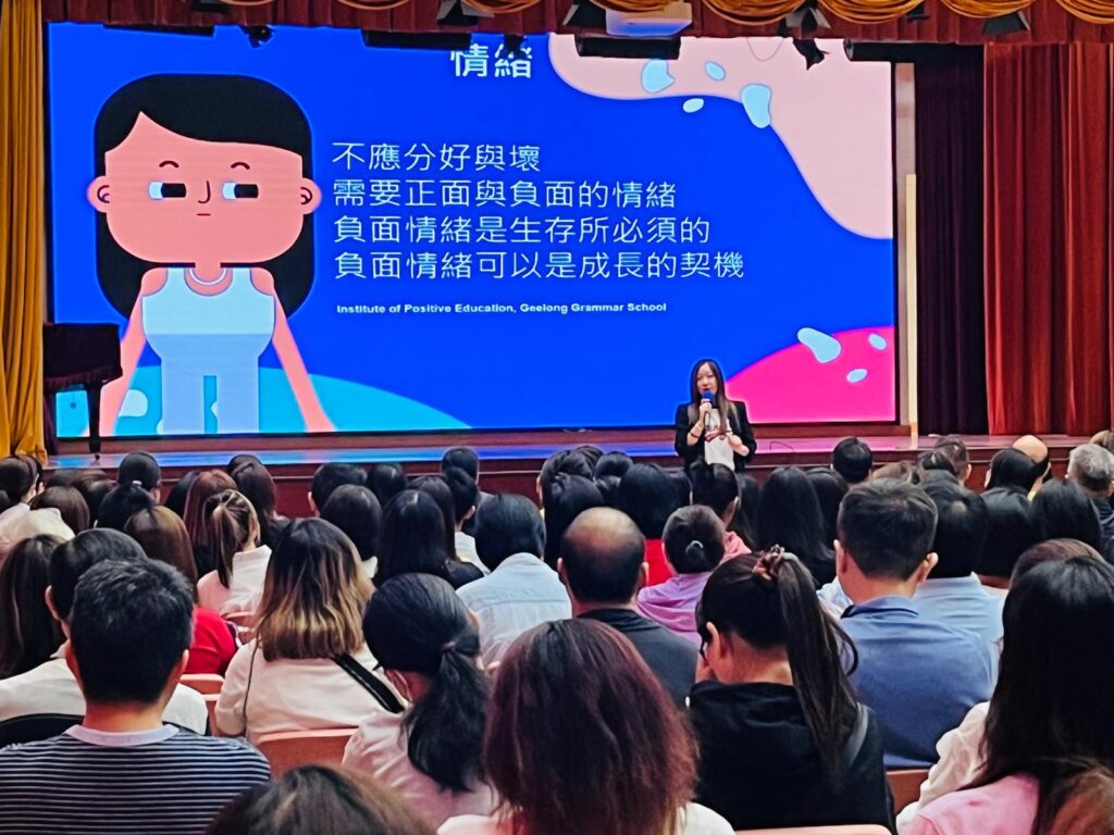 在香港的教育現場，總有一些人默默耕耘，用熱情與行動改變著一代又一代孩子的學習與成長。太古小學校長葉碧君，正是其中一位讓人難以忽視的教育者。她不僅深信學生應該快樂地學習，更以實際行動打造一所充滿溫度與正能量的校園。她的故事不只是關於教學，更關於如何用心經營一份影響生命的使命。