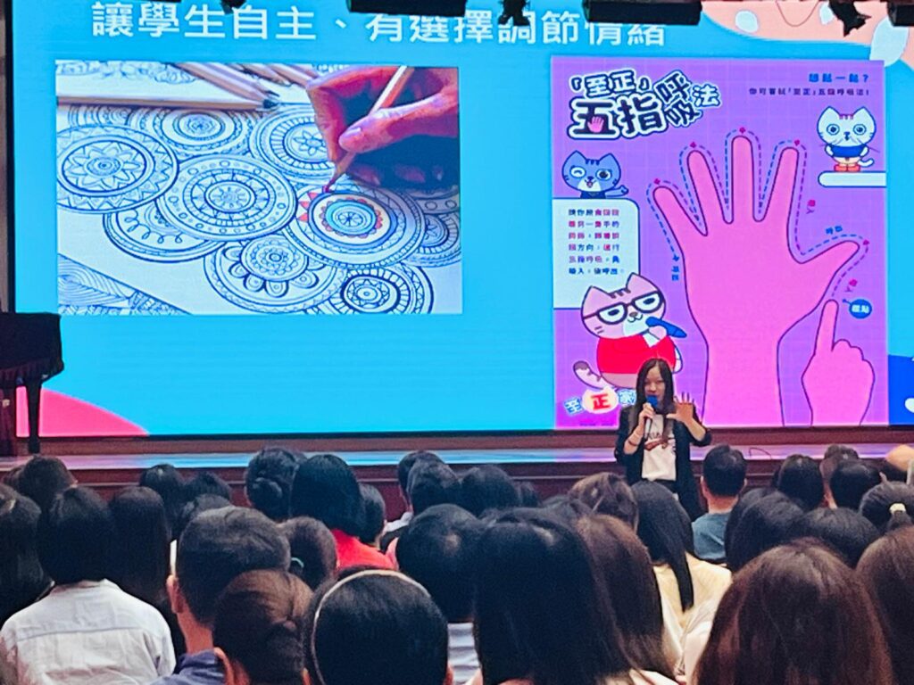 在香港的教育現場，總有一些人默默耕耘，用熱情與行動改變著一代又一代孩子的學習與成長。太古小學校長葉碧君，正是其中一位讓人難以忽視的教育者。她不僅深信學生應該快樂地學習，更以實際行動打造一所充滿溫度與正能量的校園。她的故事不只是關於教學，更關於如何用心經營一份影響生命的使命。