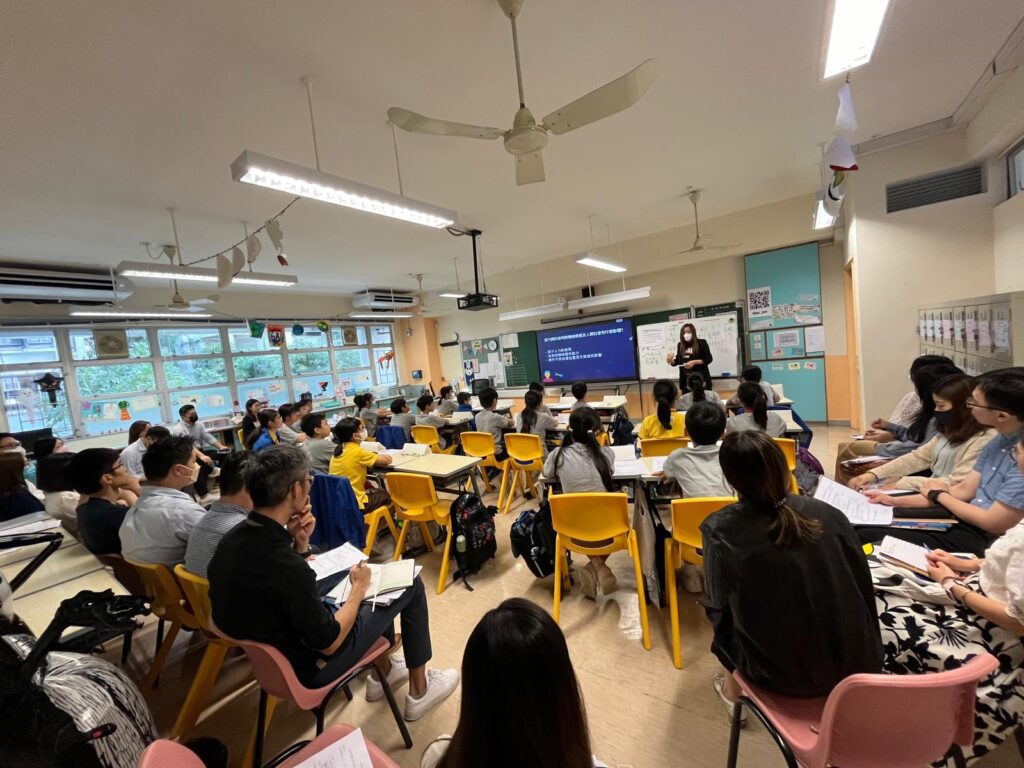 太古小學的故事,不只是關於一所百年學府的傳承,更是一場關於教育初心的革新。當葉碧君校長接掌這間由企業支持、擁有悠久歷史的小學時,她選擇走上一條與眾不同的路——讓知識與快樂同行,讓學習不止於成績。從推行正向教育,到建立每個孩子都能發光的舞台,葉校長以溫柔的堅定,重新定義了「學會做人」與「快樂成長」的真正意義。這場教育旅程,像一股暖流,悄悄改變著學生、家長,甚至整個校園的氣質。