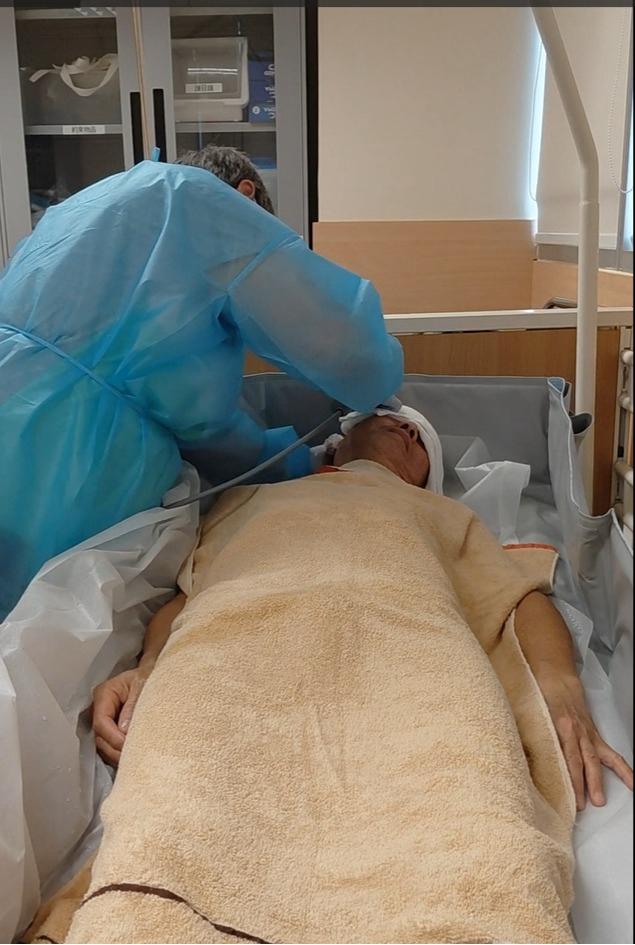 對多數人來說，洗澡只是生活中再平常不過的一部分；但對長期臥床的人而言，能夠舒適、安全地洗一次澡，卻是一件奢侈的事。「毋忘愛」總幹事楊美蓉（Grace）多年來走進社區，察覺到這種被忽略的需要。於是，她與團隊一起推動了全新的上門助浴服務，為失能者提供專業、細緻的洗澡協助，讓他們即使臥床在家，也能在熟悉的空間裡，保持身體的清爽與心靈的尊嚴。