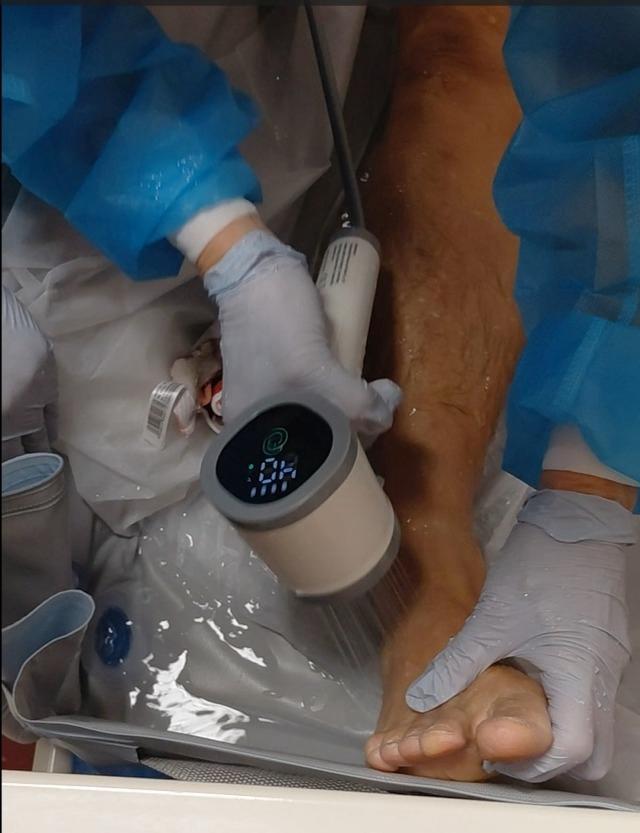 對多數人來說，洗澡只是生活中再平常不過的一部分；但對長期臥床的人而言，能夠舒適、安全地洗一次澡，卻是一件奢侈的事。「毋忘愛」總幹事楊美蓉（Grace）多年來走進社區，察覺到這種被忽略的需要。於是，她與團隊一起推動了全新的上門助浴服務，為失能者提供專業、細緻的洗澡協助，讓他們即使臥床在家，也能在熟悉的空間裡，保持身體的清爽與心靈的尊嚴。