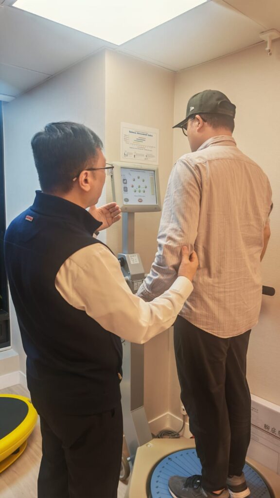 「物理治療是一門科學,但同時也是一種藝術。」受訪當日,吳雲星(Vincent)輕輕說出這句話的時候。這位在業界擁有三十年經驗的資深物理治療師,從一個少年,到今天能洞察人身心系統的專業人士,他的故事,讓人感受到一種厚實的力量——不是一蹴可幾的奇蹟,而是一步一步走出來的深耕。