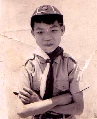 他說自己是戰後五十年代出世的第一批。「屋企窮」是事實,但比貧窮更深刻的,是家裡對規矩與讀書的堅持——那種堅持,後來成了他做人做事的底氣。陳宏遠的語氣不浮誇,談家族也不刻意煽情;但當他一層層講下去,你會明白:一個人為什麼會走上「助人」這條路,往往不是某一天的頓悟,而是從小被生活慢慢塑造出來的習慣。