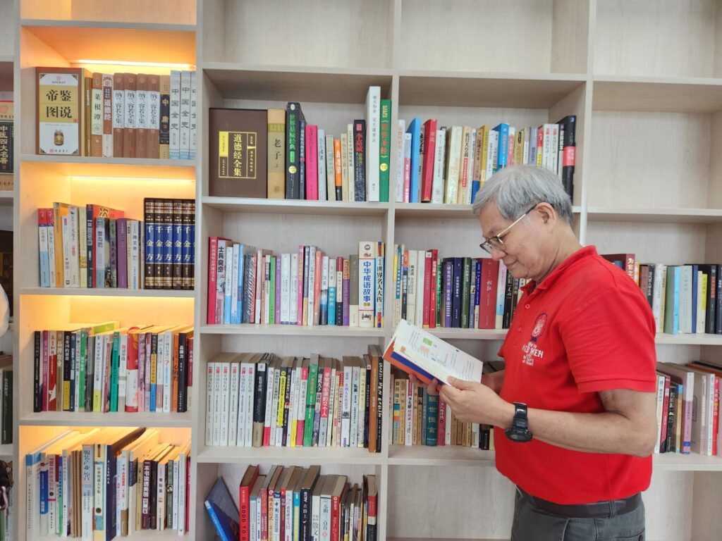 很多人聽到「解籤」,腦中第一反應不是好奇,而是懷疑。陳宏遠也坦白:他最初其實抗拒。以他的學歷與專業訓練,怎會走到廟外坐檔?那是不是跟自己一路做的社會工作背道而馳?但他後來發現,兩者並不衝突。因為不論在辦公室、在木屋區,或在人潮擁擠的廟外,人們帶來的其實都是同一件事:困擾、迷惘、想有人指點迷津。