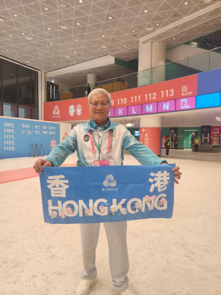 他說自己是戰後五十年代出世的第一批。「屋企窮」是事實,但比貧窮更深刻的,是家裡對規矩與讀書的堅持——那種堅持,後來成了他做人做事的底氣。陳宏遠的語氣不浮誇,談家族也不刻意煽情;但當他一層層講下去,你會明白:一個人為什麼會走上「助人」這條路,往往不是某一天的頓悟,而是從小被生活慢慢塑造出來的習慣。