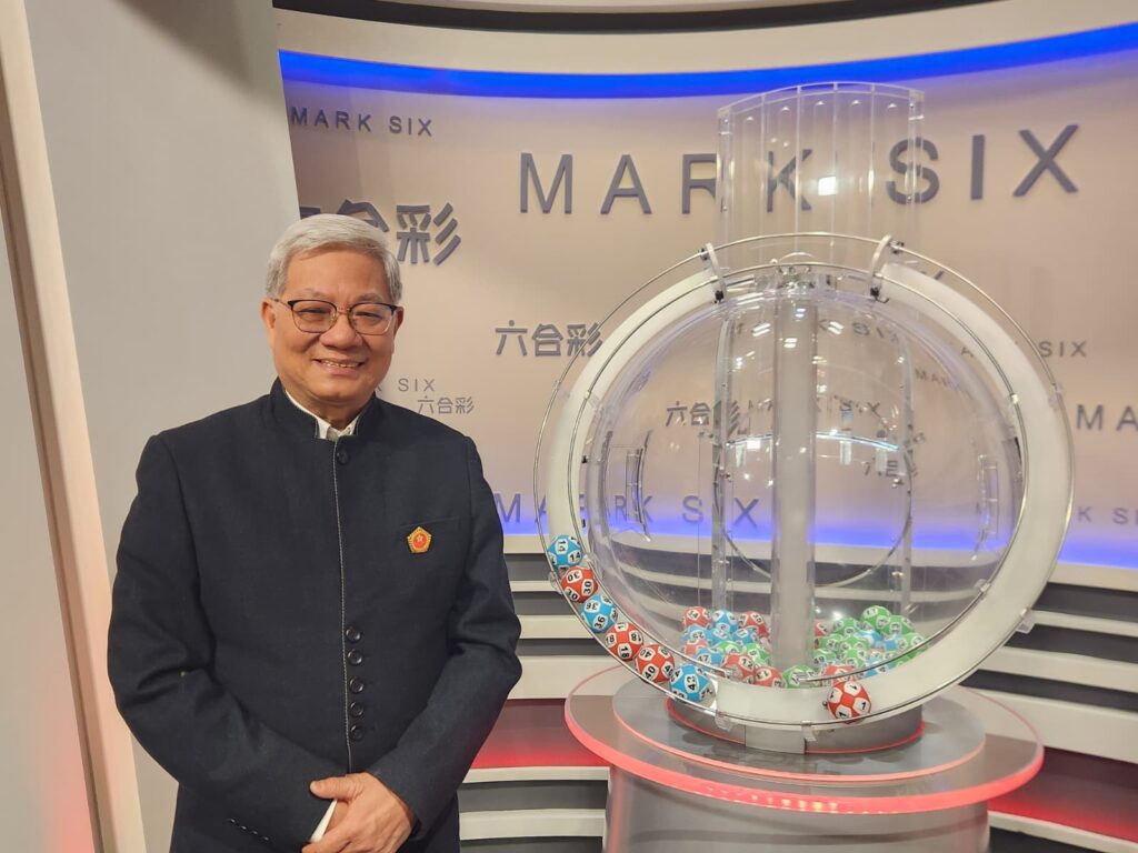 很多人聽到「解籤」,腦中第一反應不是好奇,而是懷疑。陳宏遠也坦白:他最初其實抗拒。以他的學歷與專業訓練,怎會走到廟外坐檔?那是不是跟自己一路做的社會工作背道而馳?但他後來發現,兩者並不衝突。因為不論在辦公室、在木屋區,或在人潮擁擠的廟外,人們帶來的其實都是同一件事:困擾、迷惘、想有人指點迷津。