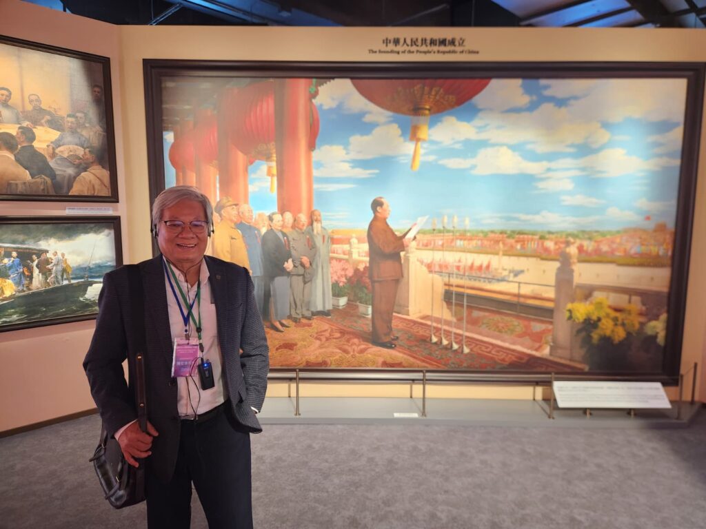 他說自己是戰後五十年代出世的第一批。「屋企窮」是事實,但比貧窮更深刻的,是家裡對規矩與讀書的堅持——那種堅持,後來成了他做人做事的底氣。陳宏遠的語氣不浮誇,談家族也不刻意煽情;但當他一層層講下去,你會明白:一個人為什麼會走上「助人」這條路,往往不是某一天的頓悟,而是從小被生活慢慢塑造出來的習慣。