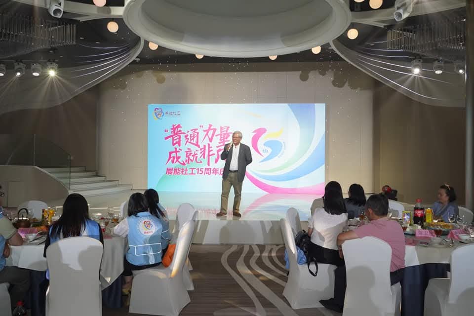 他說自己是戰後五十年代出世的第一批。「屋企窮」是事實,但比貧窮更深刻的,是家裡對規矩與讀書的堅持——那種堅持,後來成了他做人做事的底氣。陳宏遠的語氣不浮誇,談家族也不刻意煽情;但當他一層層講下去,你會明白:一個人為什麼會走上「助人」這條路,往往不是某一天的頓悟,而是從小被生活慢慢塑造出來的習慣。