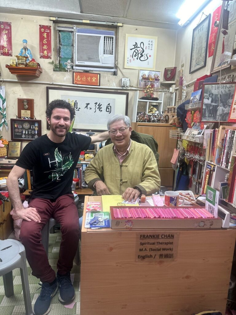 他說自己是戰後五十年代出世的第一批。「屋企窮」是事實,但比貧窮更深刻的,是家裡對規矩與讀書的堅持——那種堅持,後來成了他做人做事的底氣。陳宏遠的語氣不浮誇,談家族也不刻意煽情;但當他一層層講下去,你會明白:一個人為什麼會走上「助人」這條路,往往不是某一天的頓悟,而是從小被生活慢慢塑造出來的習慣。