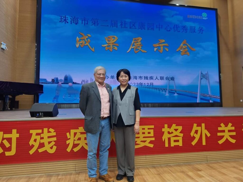 很多人聽到「解籤」,腦中第一反應不是好奇,而是懷疑。陳宏遠也坦白:他最初其實抗拒。以他的學歷與專業訓練,怎會走到廟外坐檔?那是不是跟自己一路做的社會工作背道而馳?但他後來發現,兩者並不衝突。因為不論在辦公室、在木屋區,或在人潮擁擠的廟外,人們帶來的其實都是同一件事:困擾、迷惘、想有人指點迷津。