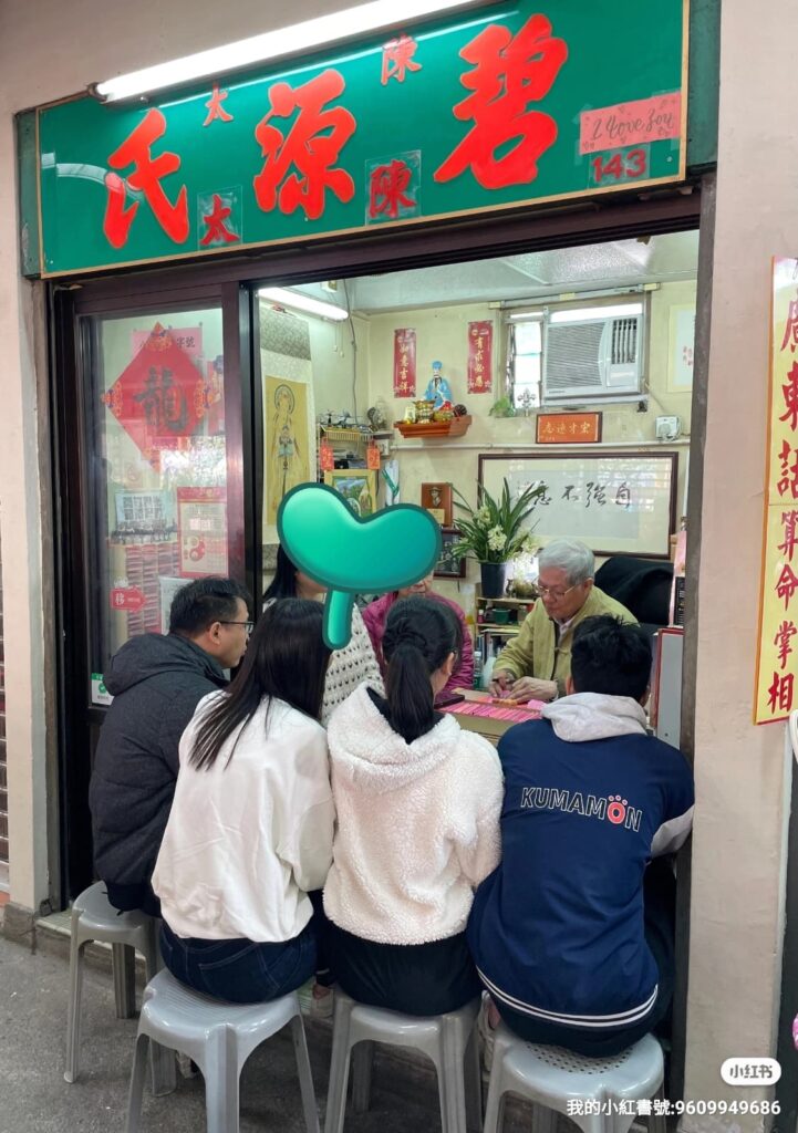 很多人聽到「解籤」,腦中第一反應不是好奇,而是懷疑。陳宏遠也坦白:他最初其實抗拒。以他的學歷與專業訓練,怎會走到廟外坐檔?那是不是跟自己一路做的社會工作背道而馳?但他後來發現,兩者並不衝突。因為不論在辦公室、在木屋區,或在人潮擁擠的廟外,人們帶來的其實都是同一件事:困擾、迷惘、想有人指點迷津。