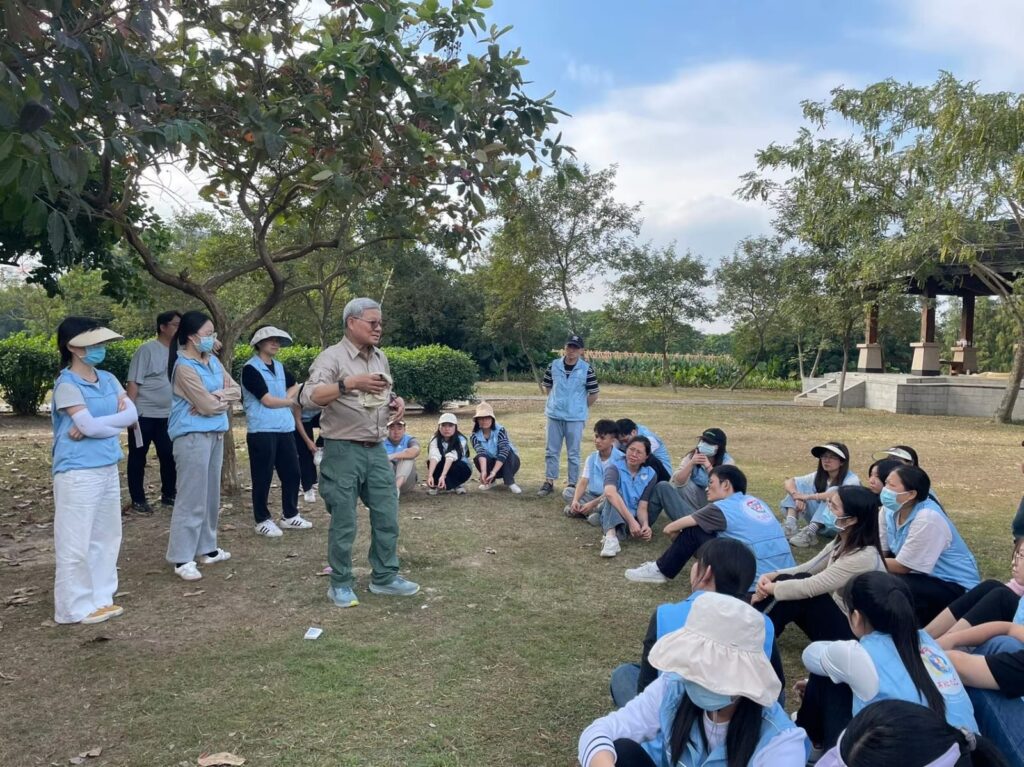 很多人聽到「解籤」,腦中第一反應不是好奇,而是懷疑。陳宏遠也坦白:他最初其實抗拒。以他的學歷與專業訓練,怎會走到廟外坐檔?那是不是跟自己一路做的社會工作背道而馳?但他後來發現,兩者並不衝突。因為不論在辦公室、在木屋區,或在人潮擁擠的廟外,人們帶來的其實都是同一件事:困擾、迷惘、想有人指點迷津。