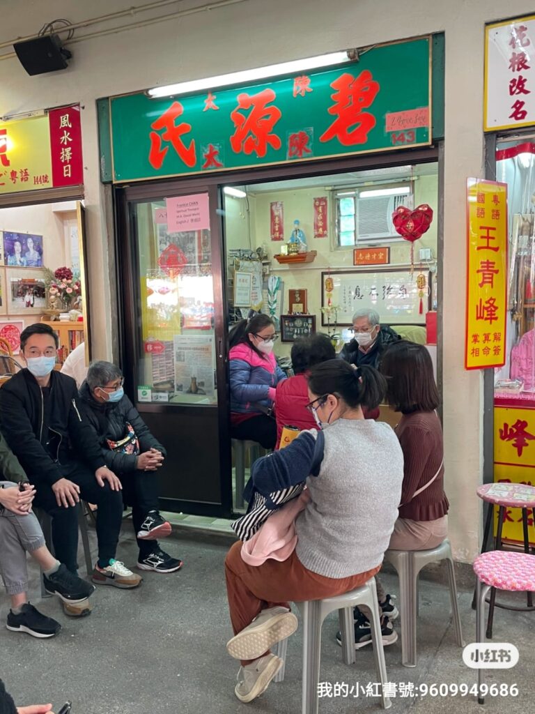 很多人聽到「解籤」,腦中第一反應不是好奇,而是懷疑。陳宏遠也坦白:他最初其實抗拒。以他的學歷與專業訓練,怎會走到廟外坐檔?那是不是跟自己一路做的社會工作背道而馳?但他後來發現,兩者並不衝突。因為不論在辦公室、在木屋區,或在人潮擁擠的廟外,人們帶來的其實都是同一件事:困擾、迷惘、想有人指點迷津。