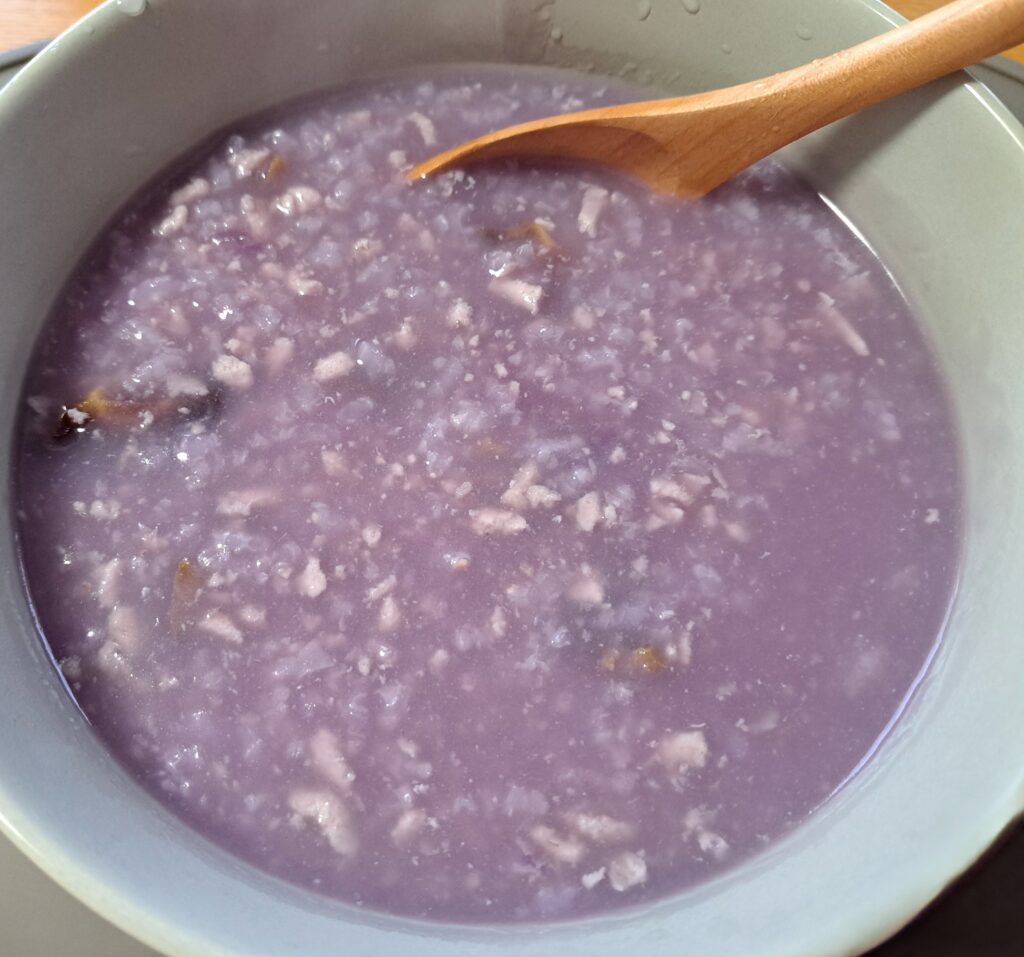 在這資訊科技發達年代，電子產品不能少，每個人都總有幾部，加上工作或學習需要長時間使用，眼睛疲勞，藍光對視力傷害很大，配戴眼鏡年輕化已經成為普遍問題。在沖繩，你會發現不論小孩或是老人，配戴眼鏡的人很少，老人家還可以駕駛周圍去，看文字不用戴老花眼鏡，相信跟他們護眼飲食很有關係。