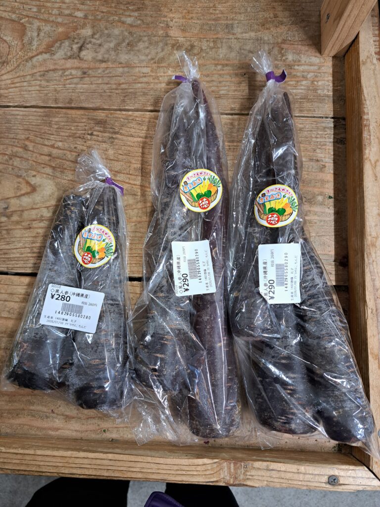 在這資訊科技發達年代，電子產品不能少，每個人都總有幾部，加上工作或學習需要長時間使用，眼睛疲勞，藍光對視力傷害很大，配戴眼鏡年輕化已經成為普遍問題。在沖繩，你會發現不論小孩或是老人，配戴眼鏡的人很少，老人家還可以駕駛周圍去，看文字不用戴老花眼鏡，相信跟他們護眼飲食很有關係。