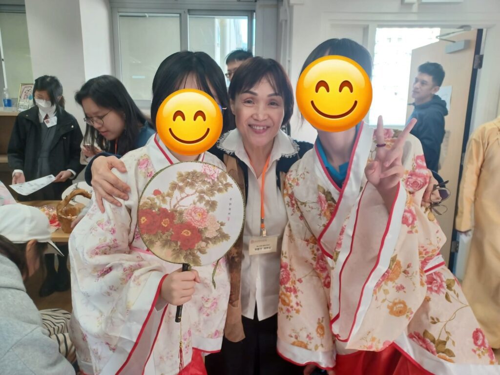 一位剛退休的中學副校長，談起她三十多年的教學生涯時，只有淡淡的笑容與一份感恩。謝穗芬，一位在教育界默默耕耘數十載的副校長，從輔導工作到課程設計，從課堂互動到師生情誼，每一段經歷都讓她更加相信：教育的價值，不只是知識的傳遞，而是人與人之間真誠的連結。如今，她走下講台，走進茶室，開始學習茶道。她沒有「退休後才開始生活」的口號，只有一種自然的轉變：把教書時的心，延續到茶道之中，繼續與人交流，細味人生的每一刻。