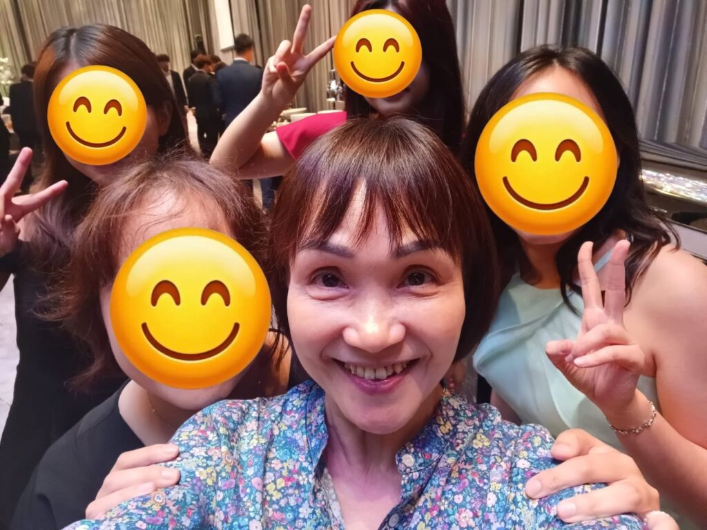 一位剛退休的中學副校長，談起她三十多年的教學生涯時，只有淡淡的笑容與一份感恩。謝穗芬，一位在教育界默默耕耘數十載的副校長，從輔導工作到課程設計，從課堂互動到師生情誼，每一段經歷都讓她更加相信：教育的價值，不只是知識的傳遞，而是人與人之間真誠的連結。如今，她走下講台，走進茶室，開始學習茶道。她沒有「退休後才開始生活」的口號，只有一種自然的轉變：把教書時的心，延續到茶道之中，繼續與人交流，細味人生的每一刻。