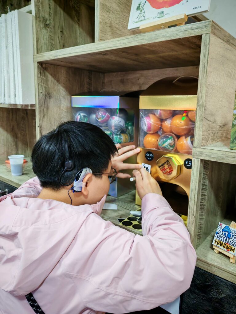 走進位於街角的一間地舖，第一眼看去或許不覺得特別寬敞，但吳運忠Eric笑著指出，這個空間其實有兩層，樓底也非常高。他說，正是這種結構讓他第一眼就愛上了這個地方。這裡並非傳統的藝術空間，而是一個充滿可能性的「藝術圍爐」，不僅能讓藝術發生，更希望讓人聚在一起、互相取暖。