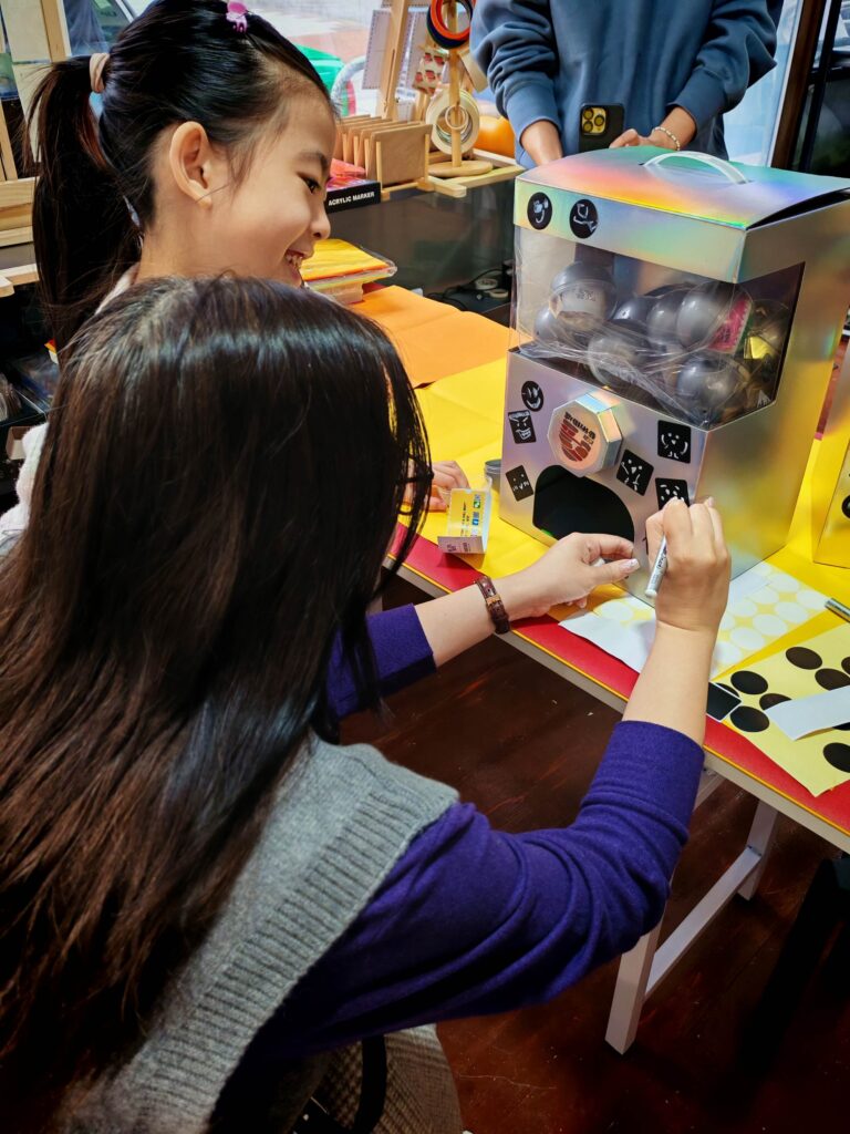 走進位於街角的一間地舖，第一眼看去或許不覺得特別寬敞，但吳運忠Eric笑著指出，這個空間其實有兩層，樓底也非常高。他說，正是這種結構讓他第一眼就愛上了這個地方。這裡並非傳統的藝術空間，而是一個充滿可能性的「藝術圍爐」，不僅能讓藝術發生，更希望讓人聚在一起、互相取暖。