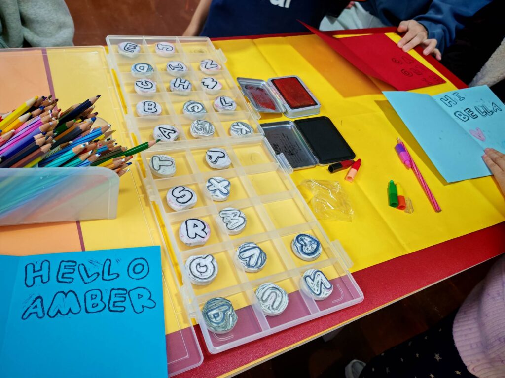 走進位於街角的一間地舖，第一眼看去或許不覺得特別寬敞，但吳運忠Eric笑著指出，這個空間其實有兩層，樓底也非常高。他說，正是這種結構讓他第一眼就愛上了這個地方。這裡並非傳統的藝術空間，而是一個充滿可能性的「藝術圍爐」，不僅能讓藝術發生，更希望讓人聚在一起、互相取暖。