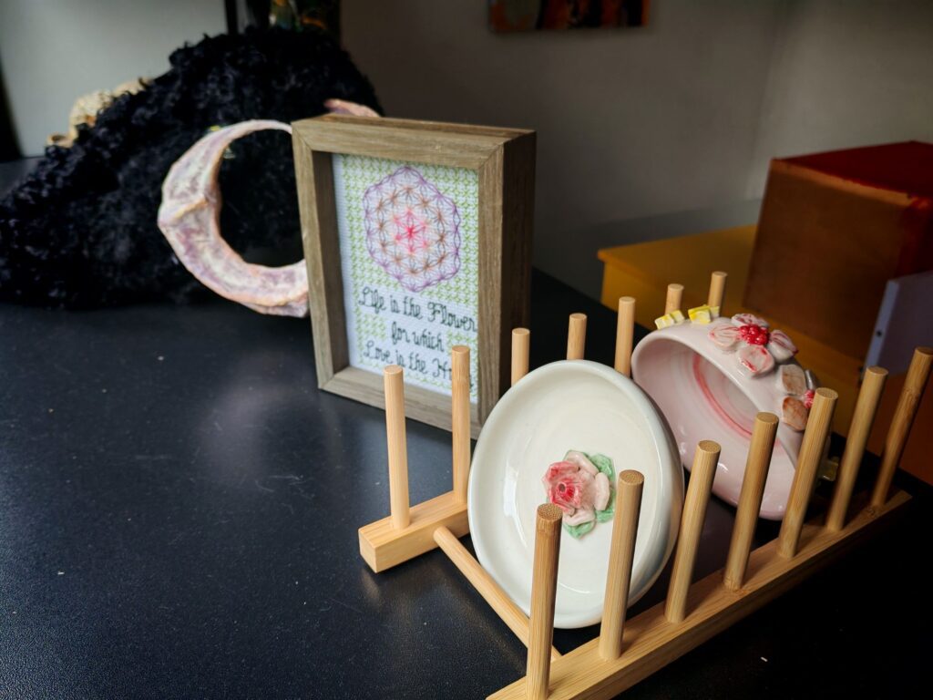 走進位於街角的一間地舖，第一眼看去或許不覺得特別寬敞，但吳運忠Eric笑著指出，這個空間其實有兩層，樓底也非常高。他說，正是這種結構讓他第一眼就愛上了這個地方。這裡並非傳統的藝術空間，而是一個充滿可能性的「藝術圍爐」，不僅能讓藝術發生，更希望讓人聚在一起、互相取暖。