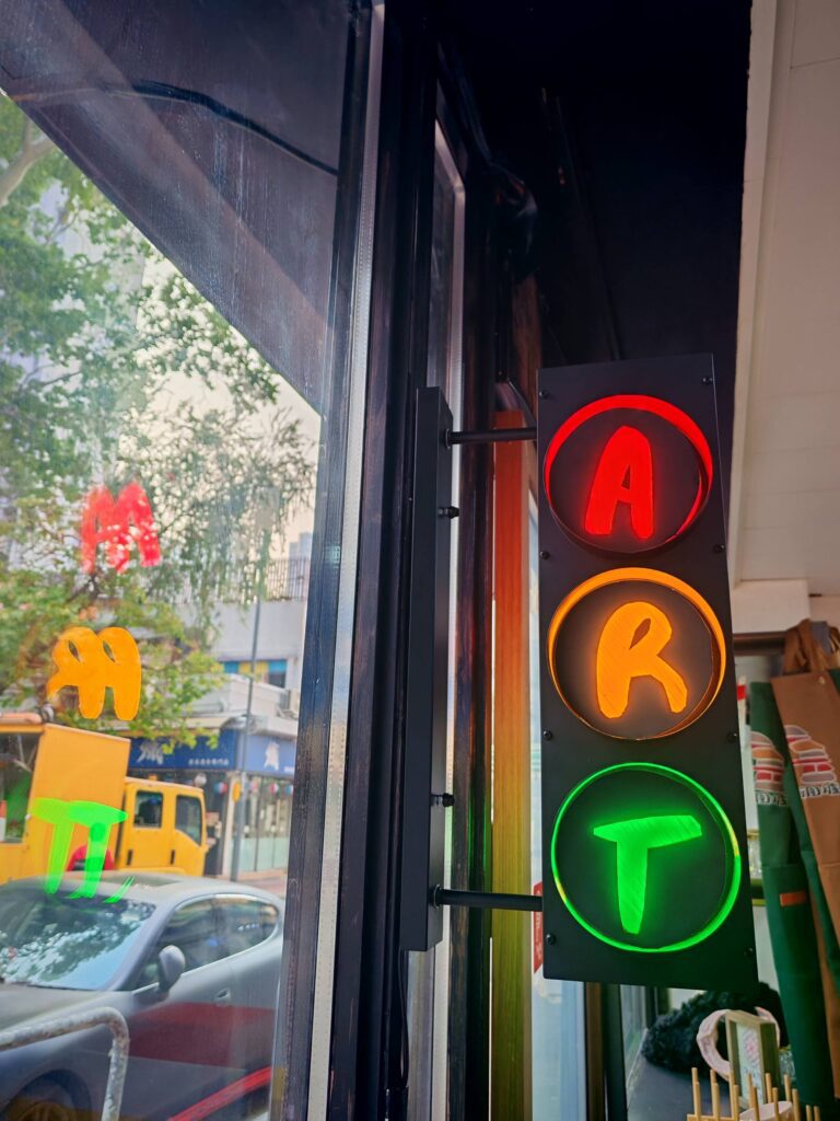 走進位於街角的一間地舖，第一眼看去或許不覺得特別寬敞，但吳運忠Eric笑著指出，這個空間其實有兩層，樓底也非常高。他說，正是這種結構讓他第一眼就愛上了這個地方。這裡並非傳統的藝術空間，而是一個充滿可能性的「藝術圍爐」，不僅能讓藝術發生，更希望讓人聚在一起、互相取暖。