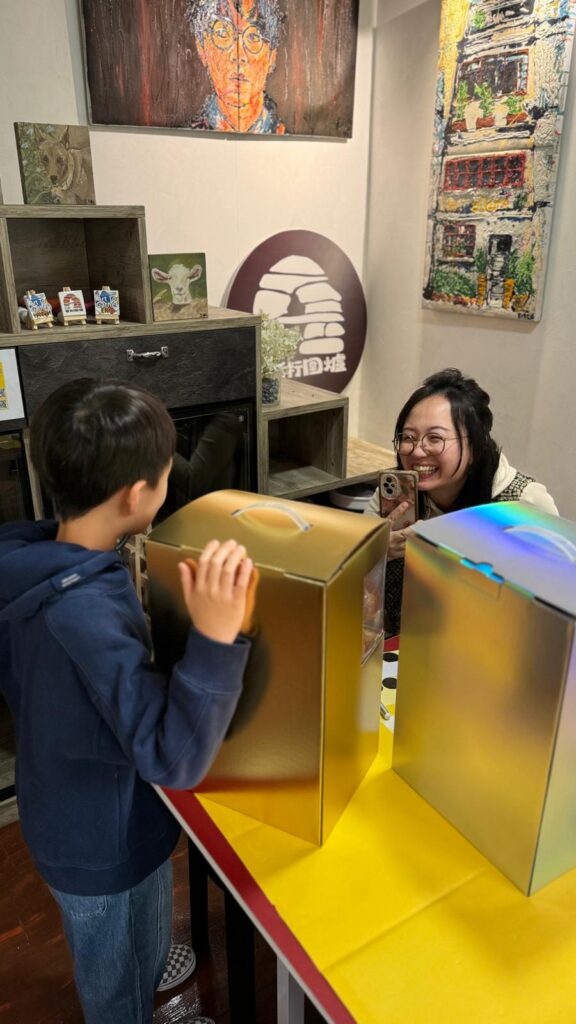 走進位於街角的一間地舖，第一眼看去或許不覺得特別寬敞，但吳運忠Eric笑著指出，這個空間其實有兩層，樓底也非常高。他說，正是這種結構讓他第一眼就愛上了這個地方。這裡並非傳統的藝術空間，而是一個充滿可能性的「藝術圍爐」，不僅能讓藝術發生，更希望讓人聚在一起、互相取暖。