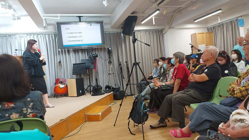 她本是律師，專注於家族辦公室與法律領域；他們是一群年逾花甲、充滿活力的長者。原本毫無交集的兩個世界，卻因一場講座的邀請產生了奇妙的化學反應。嚴穎欣律師從一位專業嘉賓，逐步走進這個名為「樂齡薈」的社群，最終成為主席。她不僅帶來年輕化的思維與創新活動，更為這群銀齡族注入新的精神與方向。這不是一段平凡的旅程，而是一場跨世代的同行，一場關於責任、轉變與愛的故事。