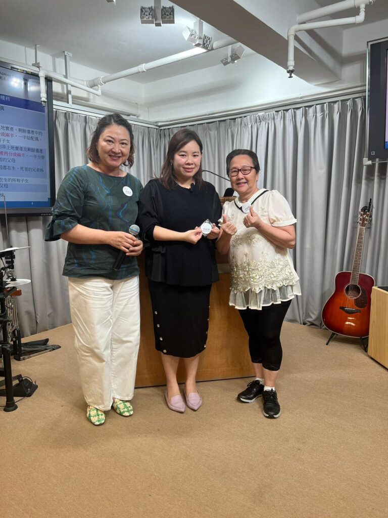 她本是律師，專注於家族辦公室與法律領域；他們是一群年逾花甲、充滿活力的長者。原本毫無交集的兩個世界，卻因一場講座的邀請產生了奇妙的化學反應。嚴穎欣律師從一位專業嘉賓，逐步走進這個名為「樂齡薈」的社群，最終成為主席。她不僅帶來年輕化的思維與創新活動，更為這群銀齡族注入新的精神與方向。這不是一段平凡的旅程，而是一場跨世代的同行，一場關於責任、轉變與愛的故事。