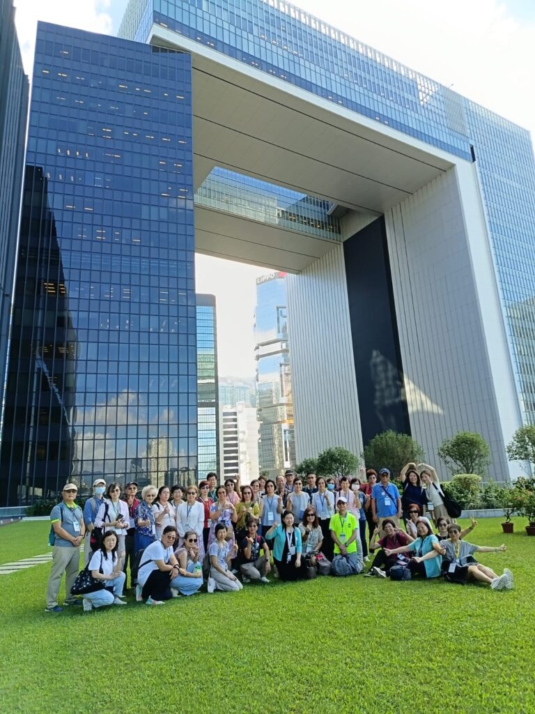 她本是律師，專注於家族辦公室與法律領域；他們是一群年逾花甲、充滿活力的長者。原本毫無交集的兩個世界，卻因一場講座的邀請產生了奇妙的化學反應。嚴穎欣律師從一位專業嘉賓，逐步走進這個名為「樂齡薈」的社群，最終成為主席。她不僅帶來年輕化的思維與創新活動，更為這群銀齡族注入新的精神與方向。這不是一段平凡的旅程，而是一場跨世代的同行，一場關於責任、轉變與愛的故事。