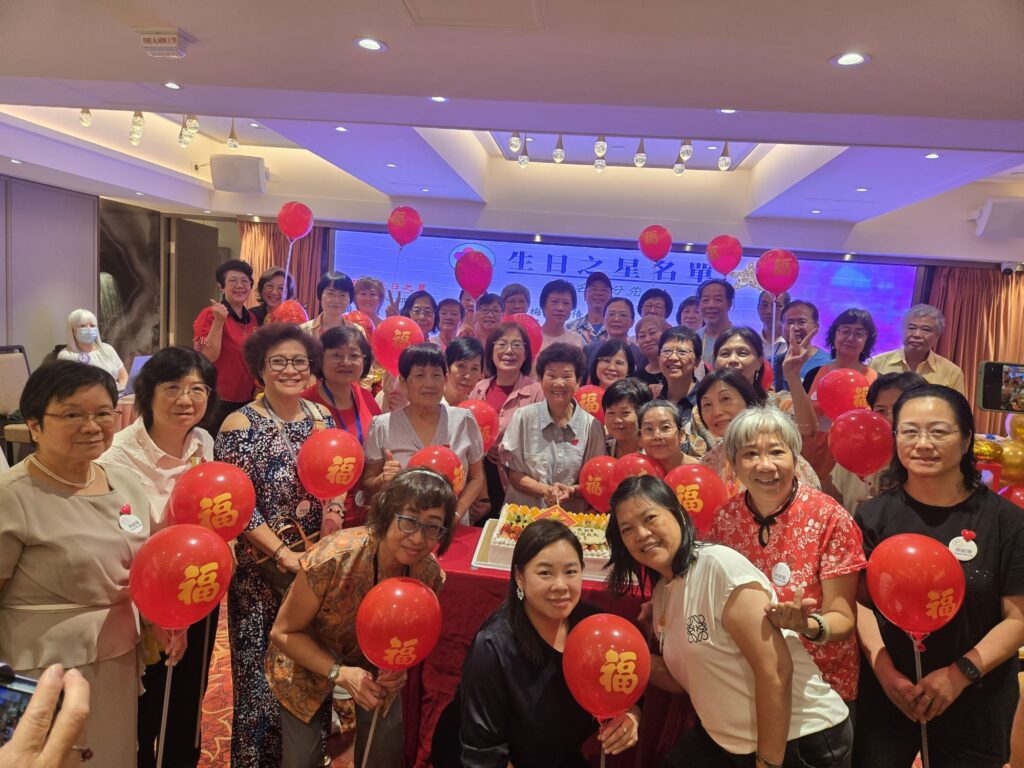 她本是律師，專注於家族辦公室與法律領域；他們是一群年逾花甲、充滿活力的長者。原本毫無交集的兩個世界，卻因一場講座的邀請產生了奇妙的化學反應。嚴穎欣律師從一位專業嘉賓，逐步走進這個名為「樂齡薈」的社群，最終成為主席。她不僅帶來年輕化的思維與創新活動，更為這群銀齡族注入新的精神與方向。這不是一段平凡的旅程，而是一場跨世代的同行，一場關於責任、轉變與愛的故事。