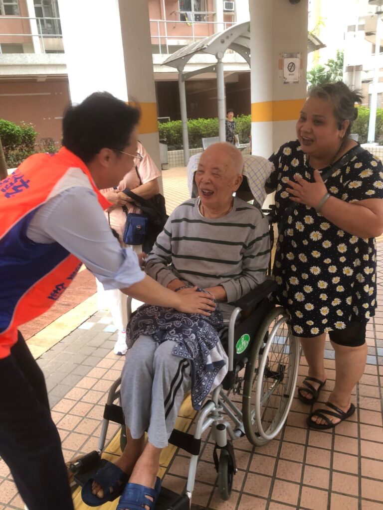 隨著香港人口結構逐漸老化,長者不再只是社會福利的受助者,而是推動城市轉型的重要一環。立法會議員洪錦鉉,深耕觀塘寶達邨二十多年,從一個年輕人走到中年,親眼見證整個社區由年輕家庭轉化為長者聚居的過程。在這次專訪中,他不僅分享了第一線的觀察,也從政策、社區、產業多方面提出具體建議,讓我們看到一個可以讓長者安享生活、同時帶動經濟與創新的未來藍圖。