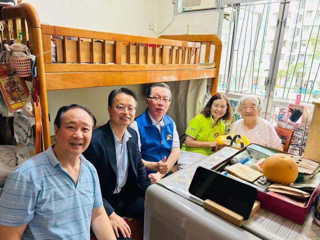 隨著香港人口結構逐漸老化,長者不再只是社會福利的受助者,而是推動城市轉型的重要一環。立法會議員洪錦鉉,深耕觀塘寶達邨二十多年,從一個年輕人走到中年,親眼見證整個社區由年輕家庭轉化為長者聚居的過程。在這次專訪中,他不僅分享了第一線的觀察,也從政策、社區、產業多方面提出具體建議,讓我們看到一個可以讓長者安享生活、同時帶動經濟與創新的未來藍圖。