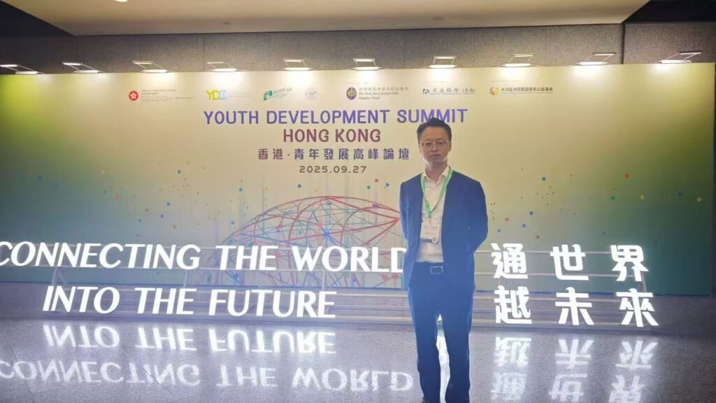 洪錦鉉的聲音帶著濃厚的福建口音，他從不掩飾，反而坦然接受，甚至以此自嘲。他經常說，這不是單純的「鄉音」，而是一種「福音」的傳遞，就像是他人生理念的象徵——用真誠和服務去感染他人，傳遞正面的價值。