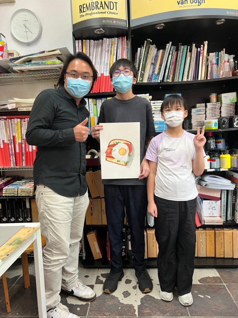 在香港這座節奏急促的城市裡，有一群人選擇放慢腳步，默默耕耘，為社會中最容易被忽略的一群──基層兒童──點亮希望之光。香港朝陽獅子會會長朱偉豪（Jacky）便是其中一人。他與團隊用了多年的時間，不為光環、不為掌聲，只為一個單純的信念：陪伴孩子成長，讓他們有機會看見更廣闊的世界。本篇專訪，帶你走進這位會長的初心與堅持。