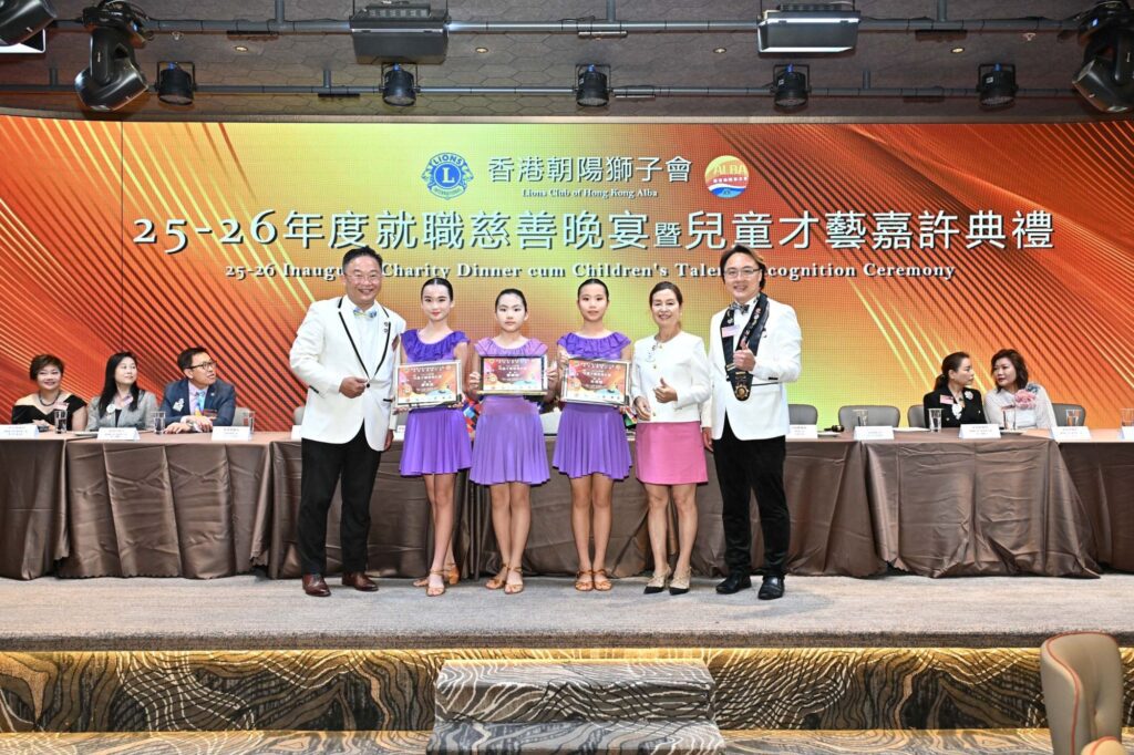 他曾在市場行銷界打拼十多年，走遍中國內地、管理過數百間品牌門市，熟悉各種營銷戰略；但他真正想做的事，從來不只是在商業世界創造數字，而是將自己的經歷，化作孩子成長路上的一盞燈。朱偉豪Jacky——現任香港朝陽獅子會會長，童年時因家境拮据，沒機會上興趣班學畫畫，唯有靠自己在白紙上練習；如今他有能力了，只想讓更多沒資源的孩子，也能擁有發展才華的機會。他深信，每個孩子都值得被看見、被支持。這是一個關於初心與回饋的故事，也是一段從個人成長延伸到社區服務的旅程——走進Jacky的故事，也許你會重新思考，什麼才是「成功」真正的意義。