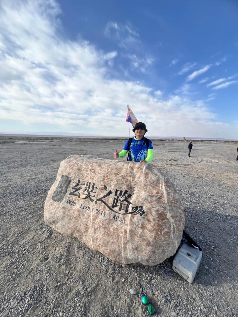 他曾在市場行銷界打拼十多年，走遍中國內地、管理過數百間品牌門市，熟悉各種營銷戰略；但他真正想做的事，從來不只是在商業世界創造數字，而是將自己的經歷，化作孩子成長路上的一盞燈。朱偉豪Jacky——現任香港朝陽獅子會會長，童年時因家境拮据，沒機會上興趣班學畫畫，唯有靠自己在白紙上練習；如今他有能力了，只想讓更多沒資源的孩子，也能擁有發展才華的機會。他深信，每個孩子都值得被看見、被支持。這是一個關於初心與回饋的故事，也是一段從個人成長延伸到社區服務的旅程——走進Jacky的故事，也許你會重新思考，什麼才是「成功」真正的意義。