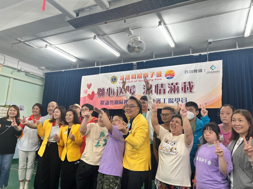 他曾在市場行銷界打拼十多年，走遍中國內地、管理過數百間品牌門市，熟悉各種營銷戰略；但他真正想做的事，從來不只是在商業世界創造數字，而是將自己的經歷，化作孩子成長路上的一盞燈。朱偉豪Jacky——現任香港朝陽獅子會會長，童年時因家境拮据，沒機會上興趣班學畫畫，唯有靠自己在白紙上練習；如今他有能力了，只想讓更多沒資源的孩子，也能擁有發展才華的機會。他深信，每個孩子都值得被看見、被支持。這是一個關於初心與回饋的故事，也是一段從個人成長延伸到社區服務的旅程——走進Jacky的故事，也許你會重新思考，什麼才是「成功」真正的意義。